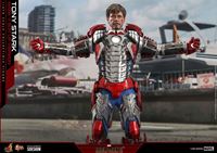 Foto de Iron Man 2 Figura Movie Masterpiece 1/6 Tony Stark (Mark V Suit Up Version) 31 cm RESERVA
