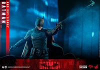 Foto de The Batman Figura Movie Masterpiece 1/6 Batman with Bat-Signal 31 cm