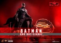 Foto de The Batman Figura Movie Masterpiece 1/6 Batman with Bat-Signal 31 cm RESERVA