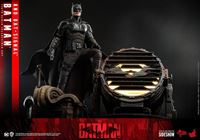Foto de The Batman Figura Movie Masterpiece 1/6 Batman with Bat-Signal 31 cm RESERVA