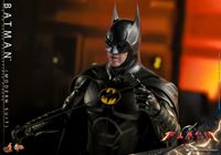 Foto de The Flash Figura Movie Masterpiece 1/6 Batman (Modern Suit) 30 cm