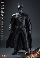Foto de The Flash Figura Movie Masterpiece 1/6 Batman (Modern Suit) 30 cm RESERVA