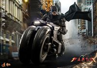 Foto de The Flash Figura con Vehículo Movie Masterpiece 1/6 Batman & Batcycle Set 30 cm
