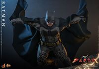 Foto de The Flash Figura con Vehículo Movie Masterpiece 1/6 Batman & Batcycle Set 30 cm