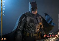 Foto de The Flash Figura con Vehículo Movie Masterpiece 1/6 Batman & Batcycle Set 30 cm RESERVA