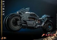 Foto de The Flash Figura con Vehículo Movie Masterpiece 1/6 Batman & Batcycle Set 30 cm RESERVA