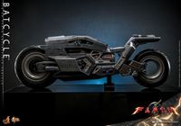 Foto de The Flash Vehículo Movie Masterpiece 1/6 Batcycle 56 cm RESERVA