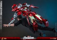 Foto de Los Vengadores Figura Movie Masterpiece 1/6 Tony Stark (Mark VII Suit-Up Version) 31 cm