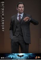 Foto de El caballero oscuro Figuras y Diorama Movie Masterpiece 1/6 Batman Armory with Bruce Wayne (2.0) 30 cm