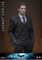 Foto de El caballero oscuro Figuras y Diorama Movie Masterpiece 1/6 Batman Armory with Bruce Wayne (2.0) 30 cm