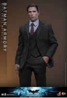 Foto de El caballero oscuro Figuras y Diorama Movie Masterpiece 1/6 Batman Armory with Bruce Wayne (2.0) 30 cm