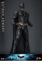 Foto de El caballero oscuro Figuras y Diorama Movie Masterpiece 1/6 Batman Armory with Bruce Wayne (2.0) 30 cm