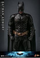 Foto de El caballero oscuro Figuras y Diorama Movie Masterpiece 1/6 Batman Armory with Bruce Wayne (2.0) 30 cm