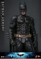 Foto de El caballero oscuro Figuras y Diorama Movie Masterpiece 1/6 Batman Armory with Bruce Wayne (2.0) 30 cm