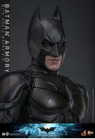 Foto de El caballero oscuro Figuras y Diorama Movie Masterpiece 1/6 Batman Armory with Bruce Wayne (2.0) 30 cm