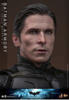 Foto de El caballero oscuro Figuras y Diorama Movie Masterpiece 1/6 Batman Armory with Bruce Wayne (2.0) 30 cm