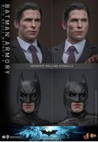 Foto de El caballero oscuro Figuras y Diorama Movie Masterpiece 1/6 Batman Armory with Bruce Wayne (2.0) 30 cm