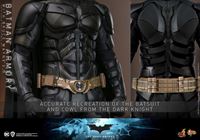 Foto de El caballero oscuro Figuras y Diorama Movie Masterpiece 1/6 Batman Armory with Bruce Wayne (2.0) 30 cm